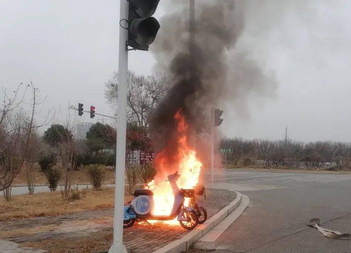 共享电动车突然起火，商丘消防紧急处置