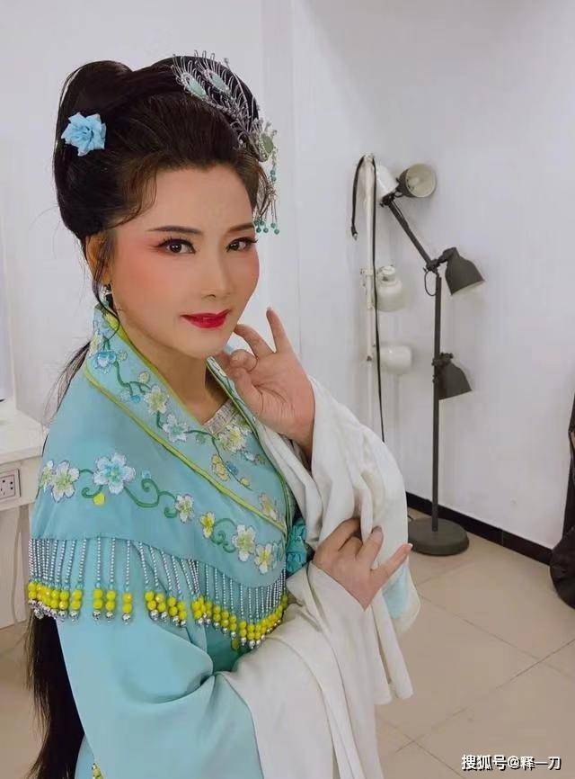 何赛飞老师给主持人说的哑口无言 何赛飞老师的视频
