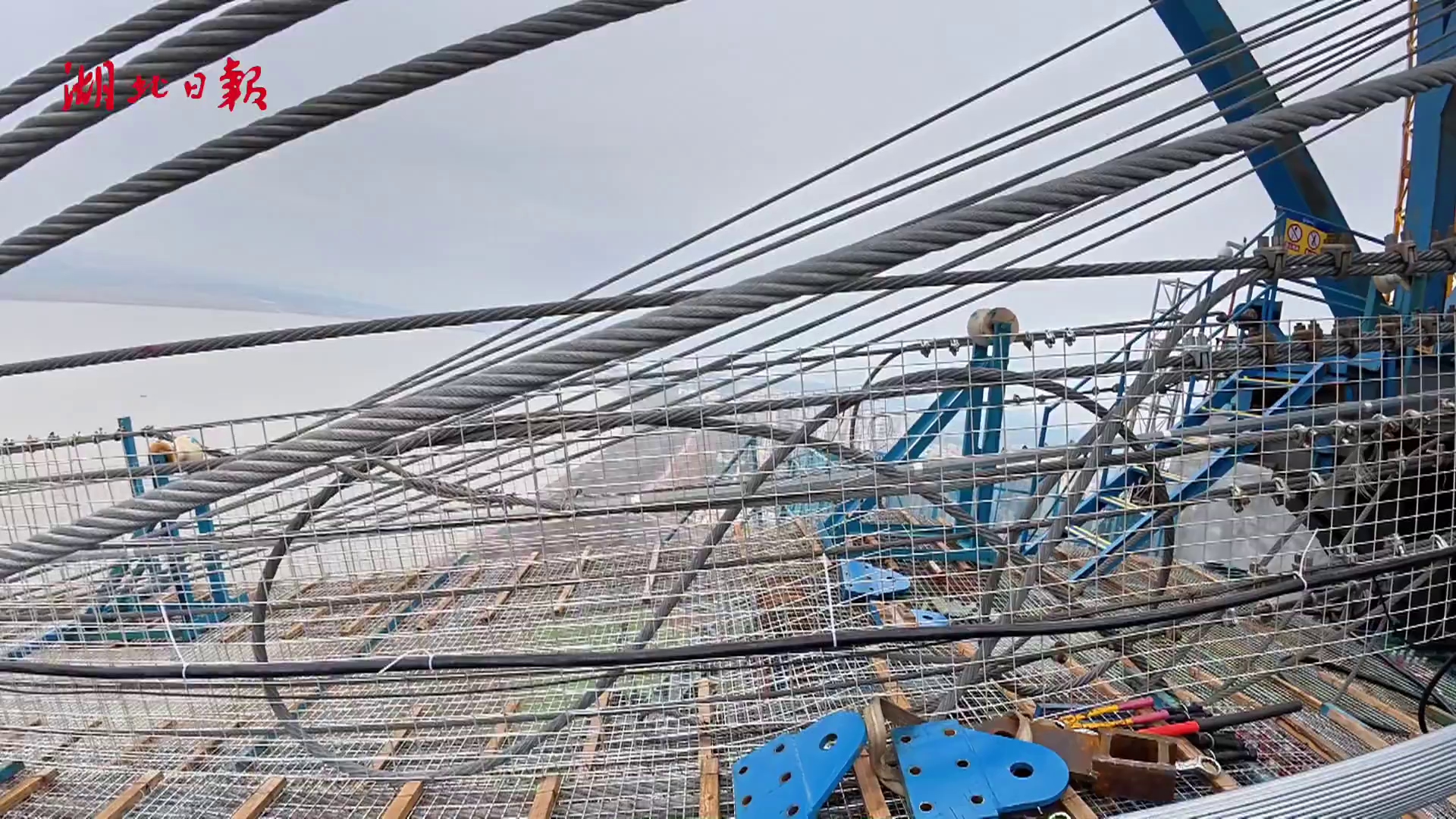 主缆钢丝总长度可绕赤道八圈 鄂州燕矶长江大桥“拉索”忙