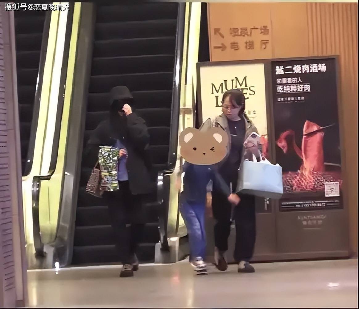 刘诗诗和孩子的合影图片 刘诗诗蹲着与儿子互动