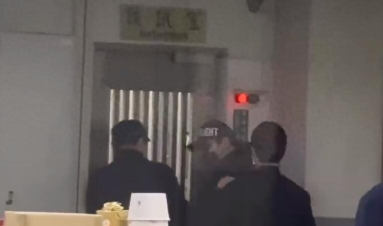 王大陆因逃兵役被逮捕现场照片曝光 面对记者提问沉默不语