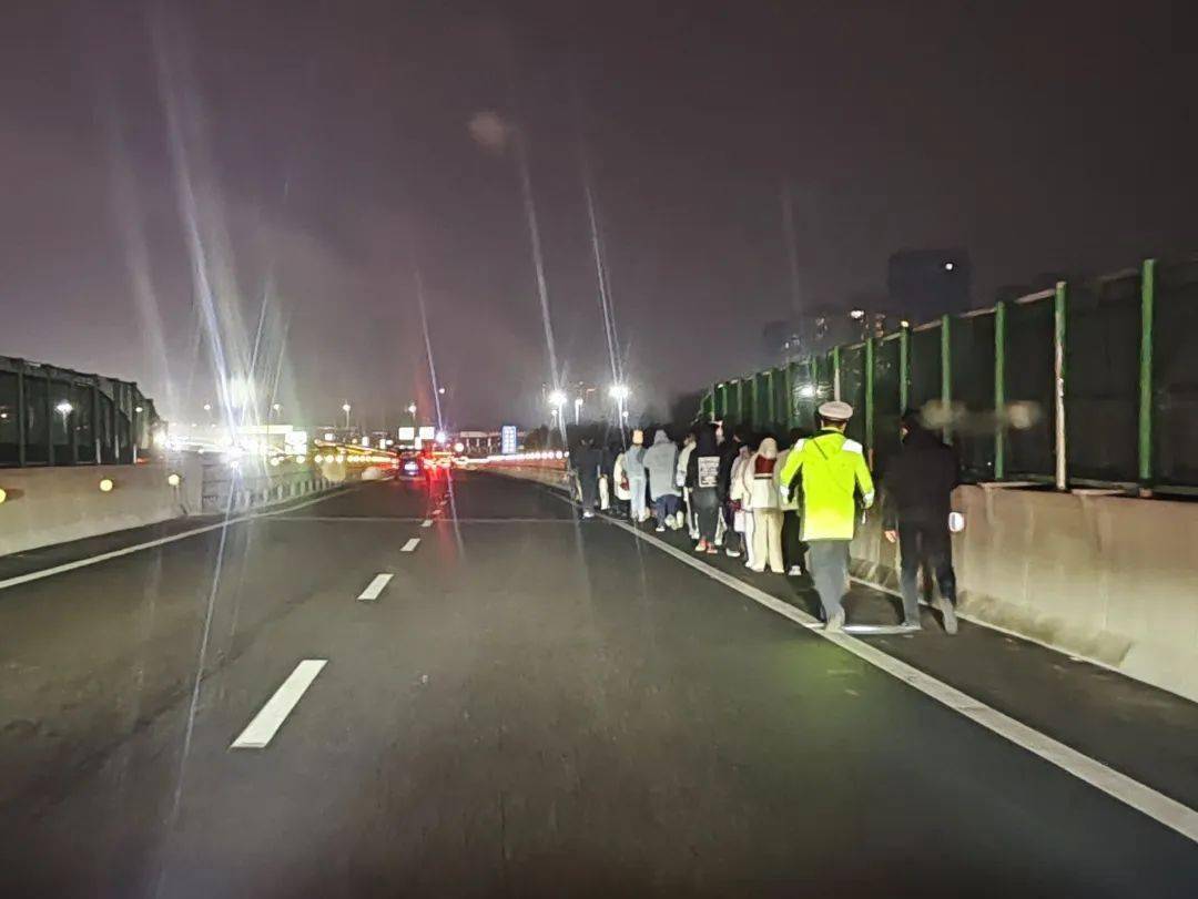 客车突发爆胎！30名浙大实习生滞留高速！交警再现“淄博式”暖心救援！