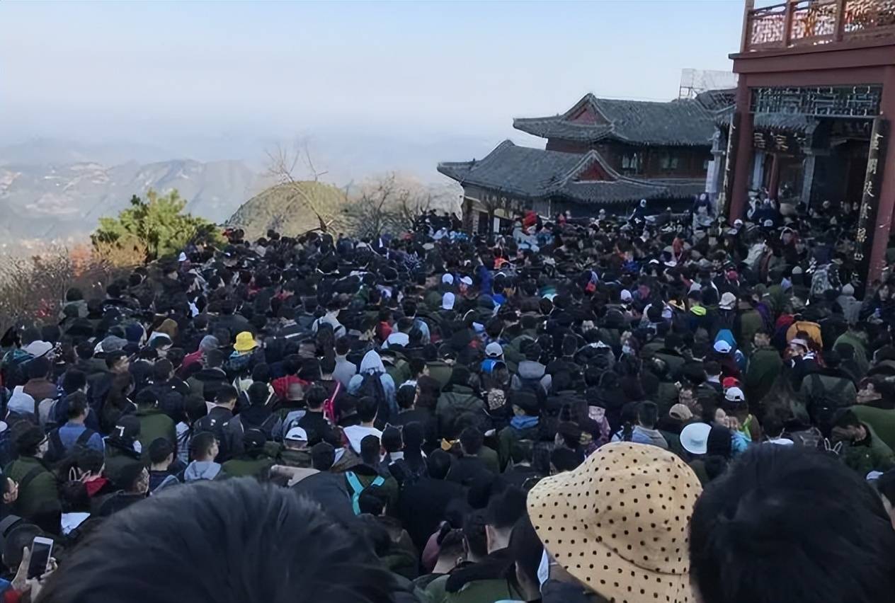 五一爬泰山真实感受 五一人从众模式
