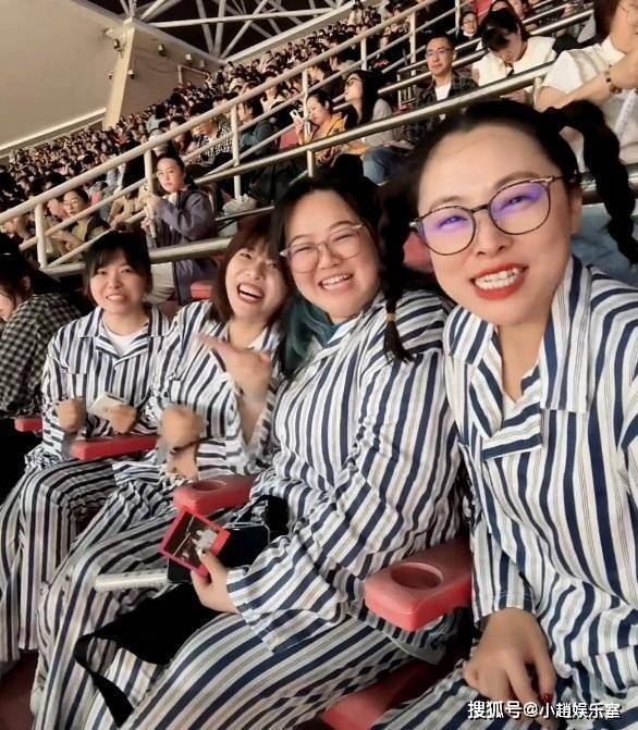 显眼包高端女士 凤凰传奇演唱会白衣黑领礼服