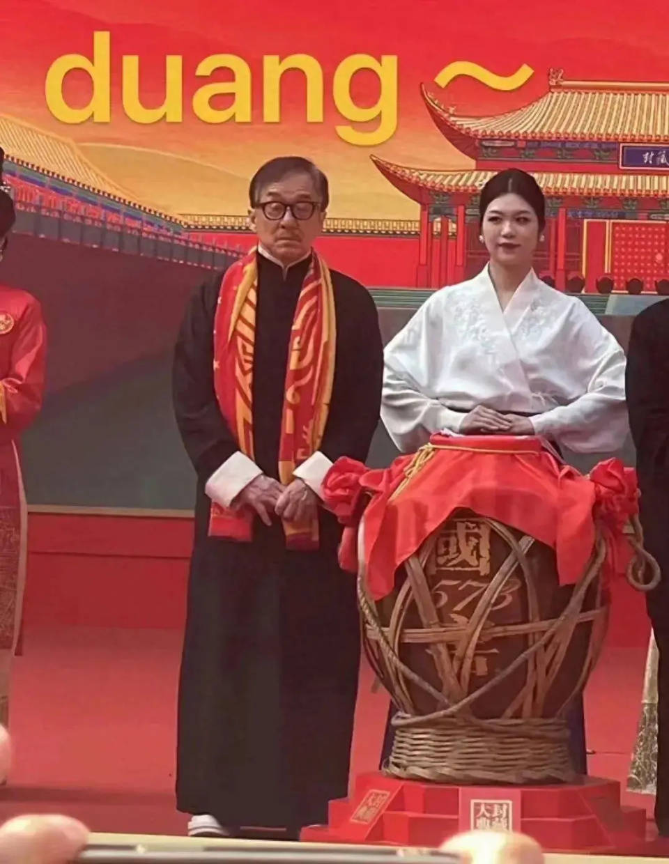 成龙近照曝光满头白发 昔日巨星也已抵挡不住岁月侵蚀