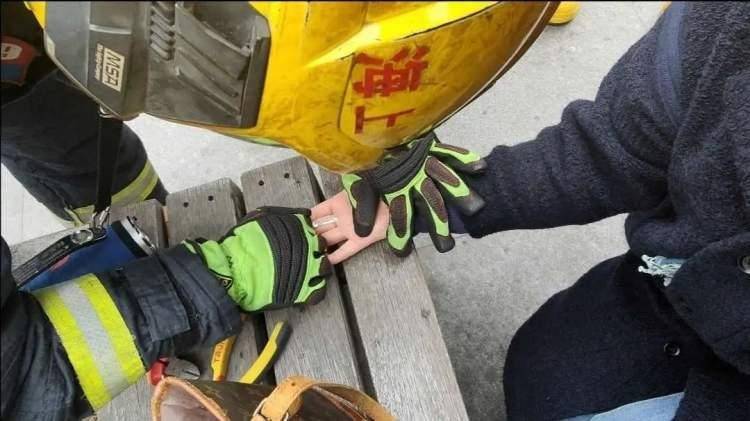 30秒内脱困！戒指卡手，市民求助消防