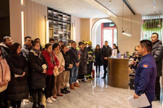 消防演练，用“实战”为公寓年轻人筑牢安全防线