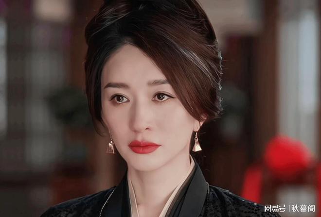 年近半百却风韵犹存 李小冉基因好强大!