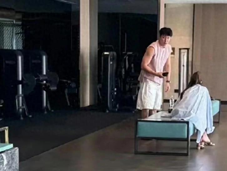 疑黄景瑜新恋情曝光！女方身披其衬衫 热巴恋情传闻再起