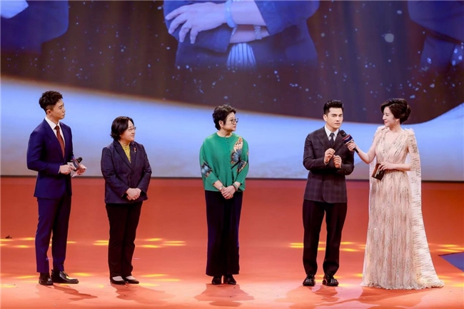 70岁精神小伙吕良伟乘直升机 “空降” 国际短片节，这波操作太 6