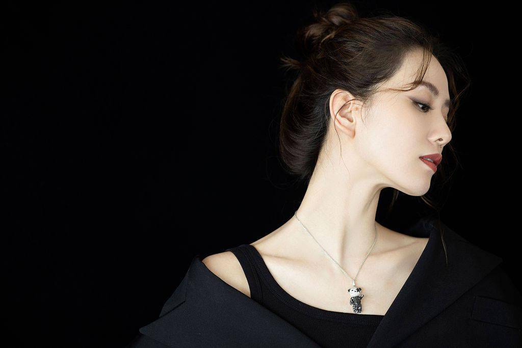 刘诗诗知性优雅造型为qeelin代言 刘诗诗赴米兰时装周绽放光芒