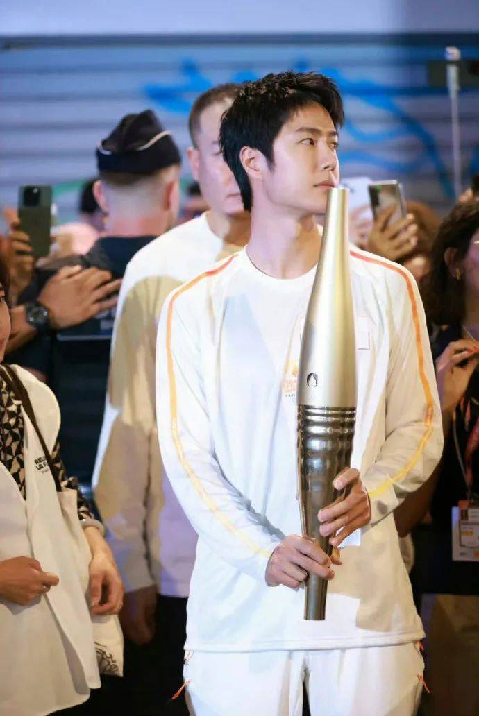 王一博的绿旗和国旗同框 王一博捡起硬币