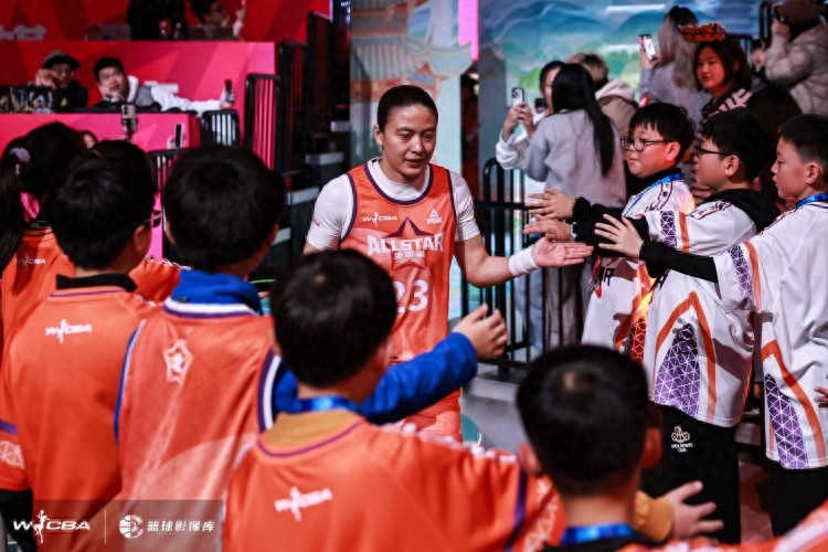 王丽丽出战仅11分钟贡献17分2助 手感火热,三分球接连命中！