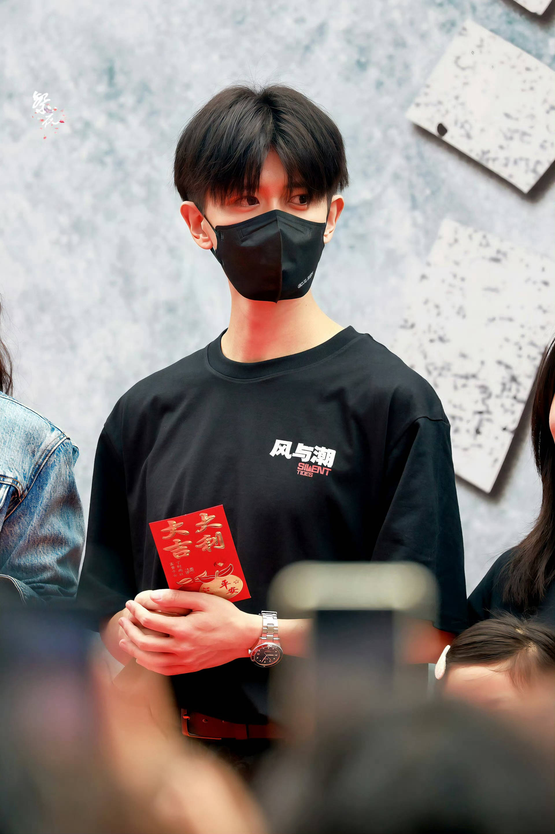 任嘉伦新剧开机仪式与蓝盈莹同框 戴口罩穿黑色短袖低调现身