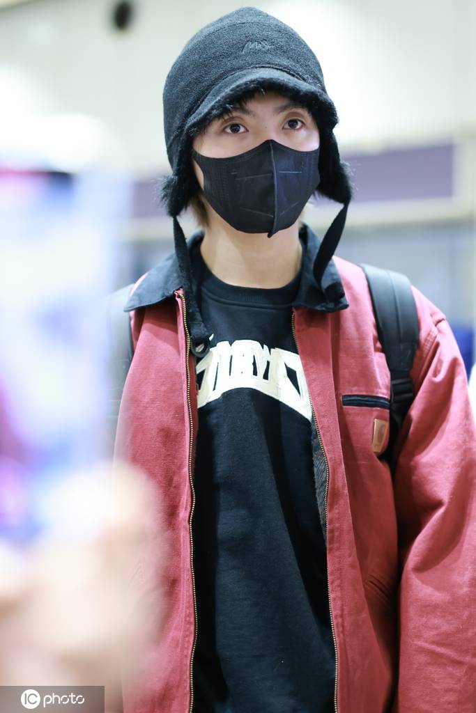 肖宇梁现身北京机场 红色外套搭配黑色帽子