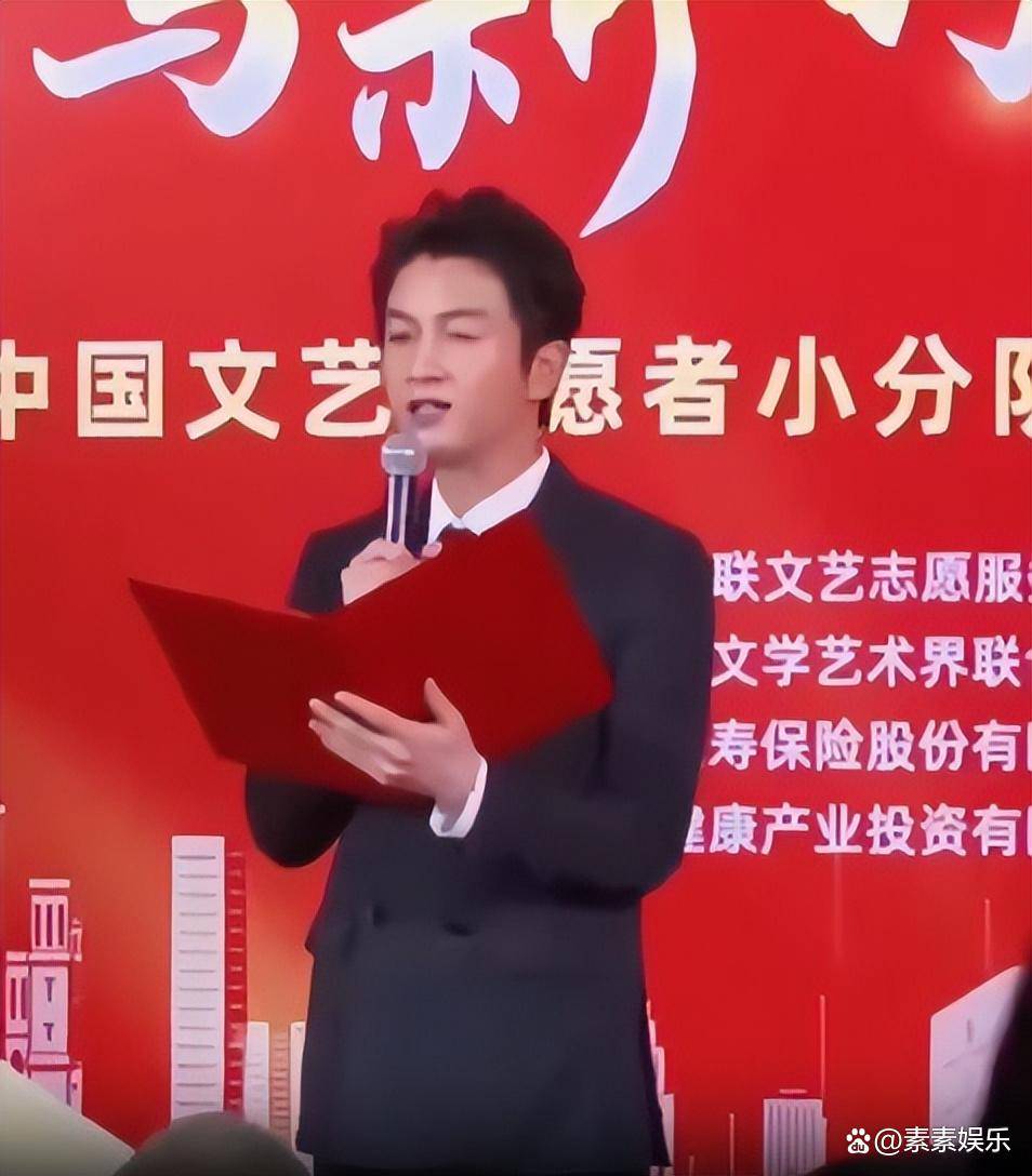 原创            陈晓离婚后首现身:穿西装微笑登台致辞,认真工作状态好