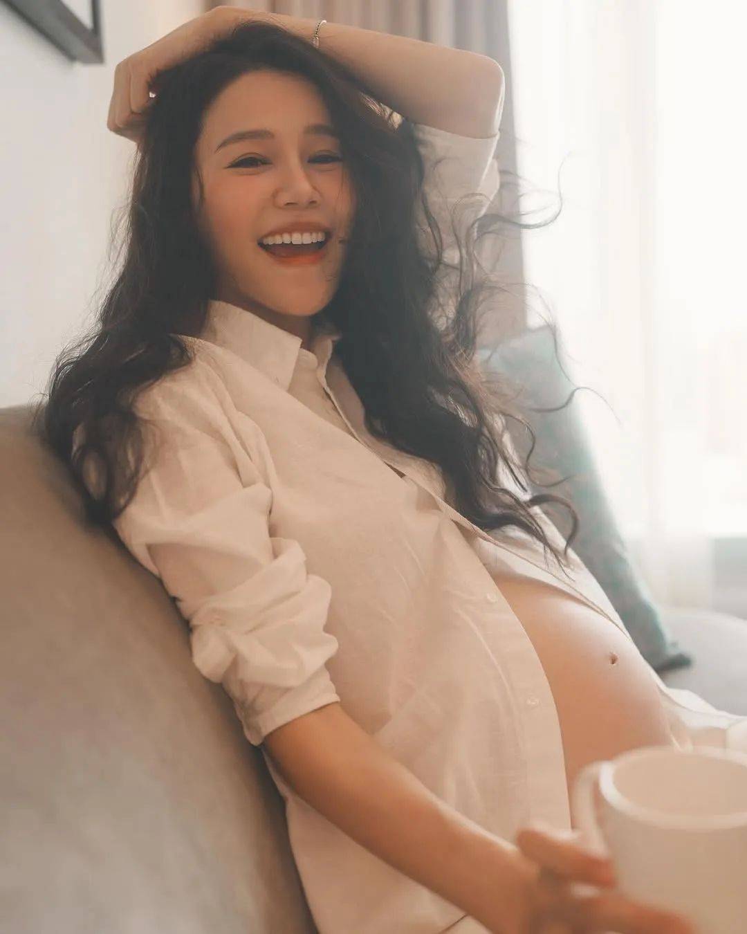 临近预产期！TVB花旦解开裤钮大晒巨肚孕照！47岁老公爆老婆：每天晚上自言自语