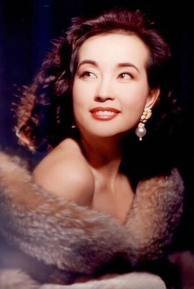 4000米高空跳伞,再跟小鲜肉谈恋爱!74岁刘晓庆活得洒脱