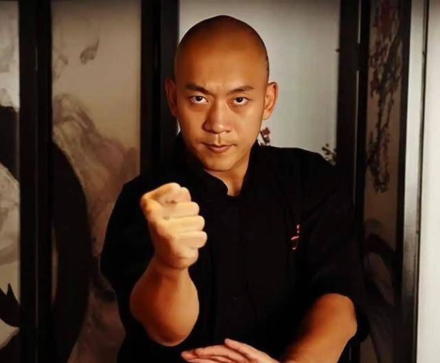 恭喜！TVB御用坏人机场打工获颁模范员工奖，去年底升级做爸爸