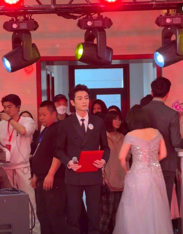 原创            陈晓离婚后首次公开露面，不再消瘦气色绝佳，未受负面评价影响