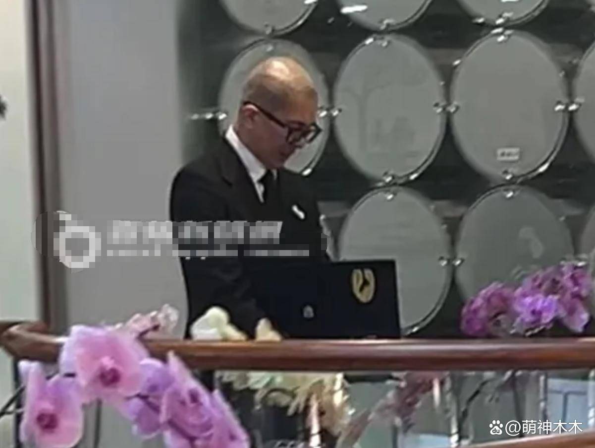 原创            小S终于现身！安葬大S悲痛欲绝，被许雅钧和大姑扶着走出墓园