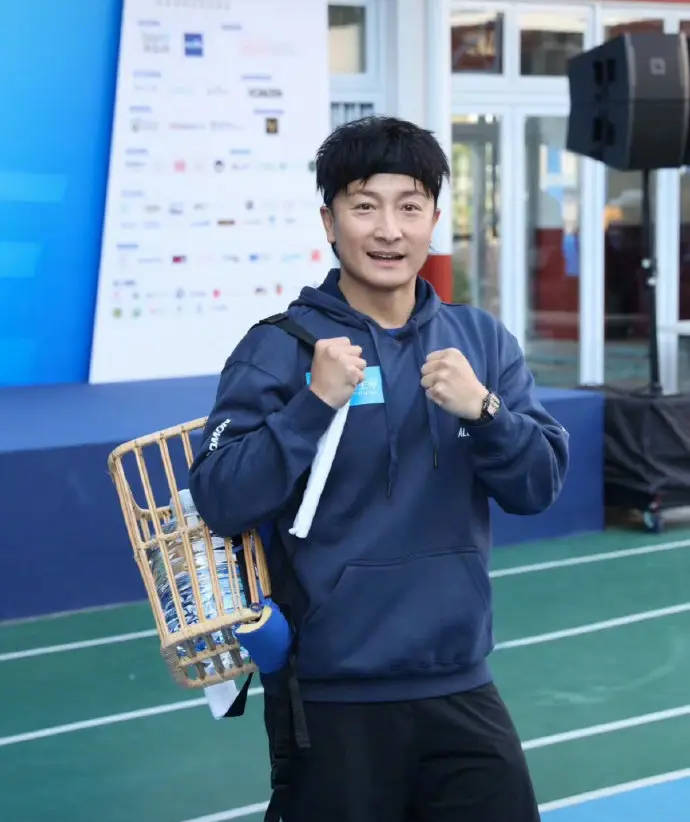 方力申婚后首次公开亮相 透露自己已有生孩子计划