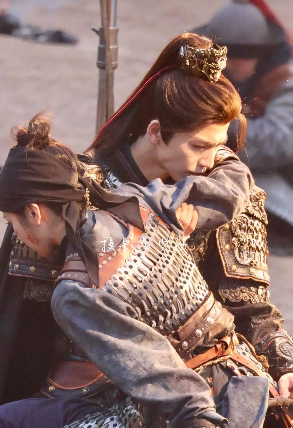 张凌赫田曦薇骑马亲密戏路透曝光 二人身穿铠甲战损风拉满