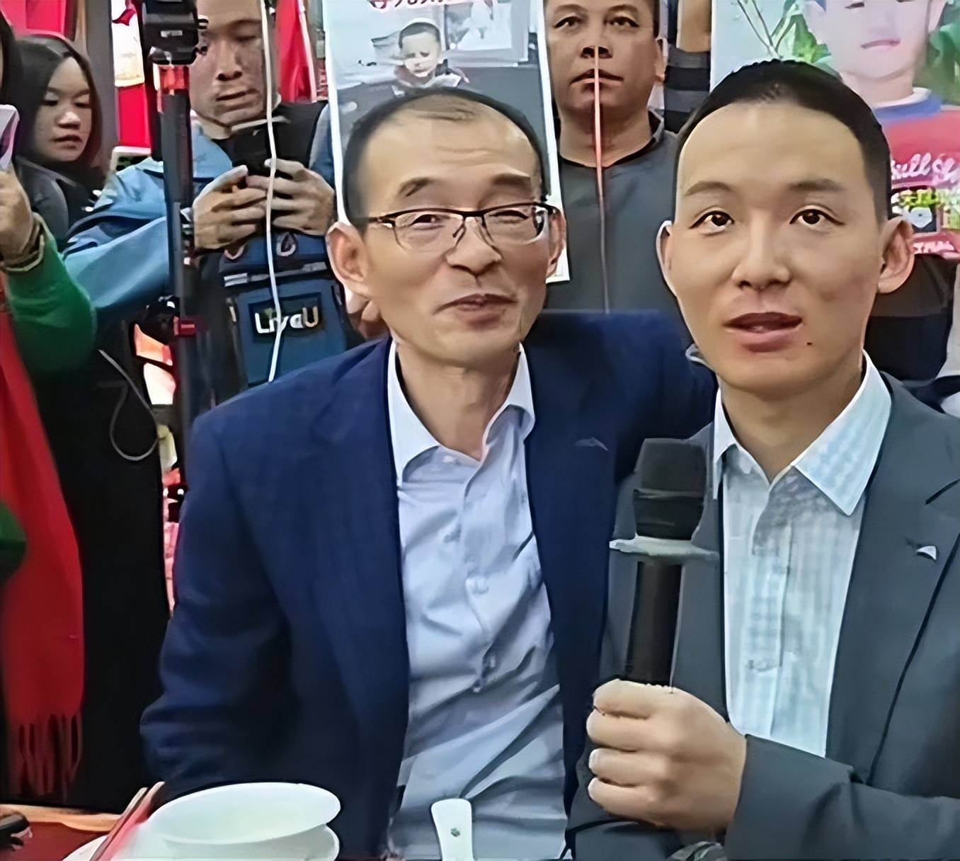 原创            谢浩男首谈养父母，谢爸秒变脸！大妹泪崩谈家产分配，现场太感人