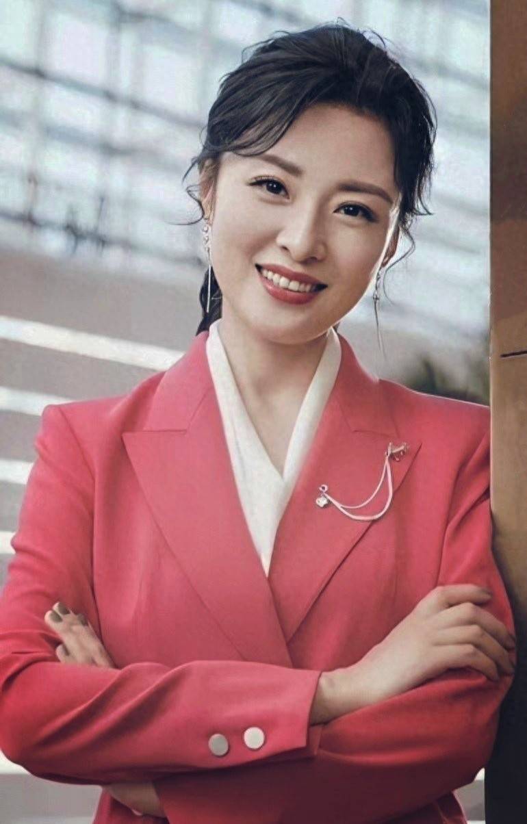 原创            央视周涛：二婚嫁大8岁富豪，婚后生一女，如今女儿比她还漂亮