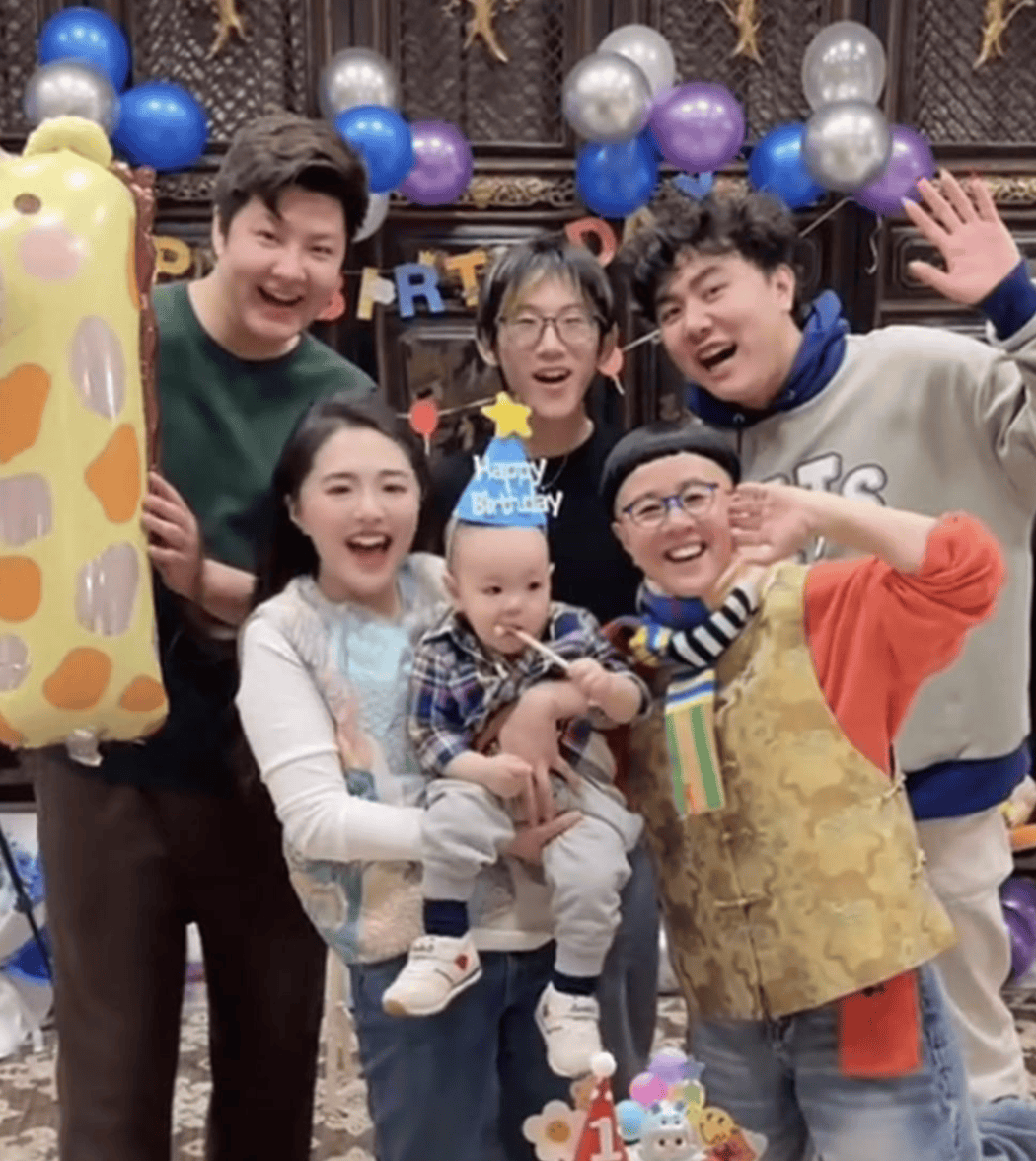 原创            57岁金龟子现身外孙周岁宴，亲家又高又年轻，网友：对比明显