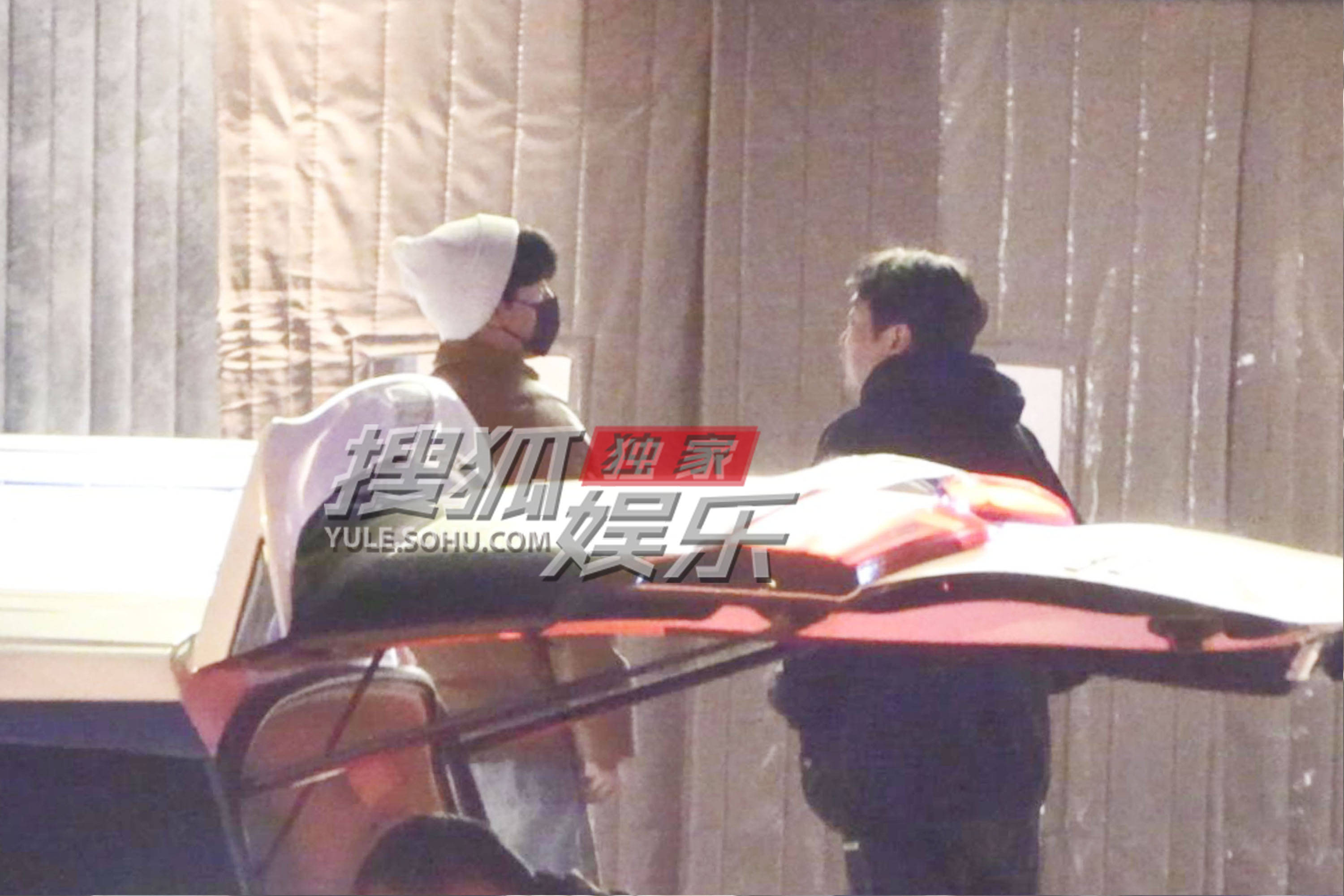 杨洋会友吃火锅 戴毛线帽露出刘海儿有点可爱