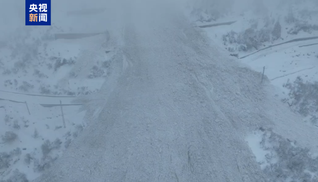 西藏扎墨公路因雪崩造成道路中断 无人员及车辆被埋