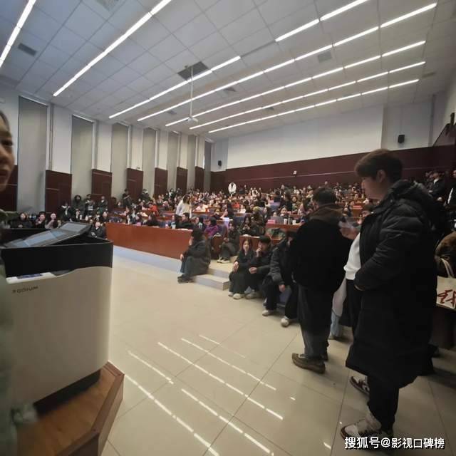 原创            71岁陈佩斯开讲座坐满00后，曝新片猛料，靳东狂写笔记