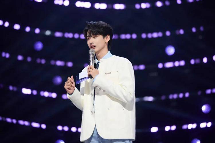 《乘风 2025》官宣齐思钧，青春活力引领多元舞台