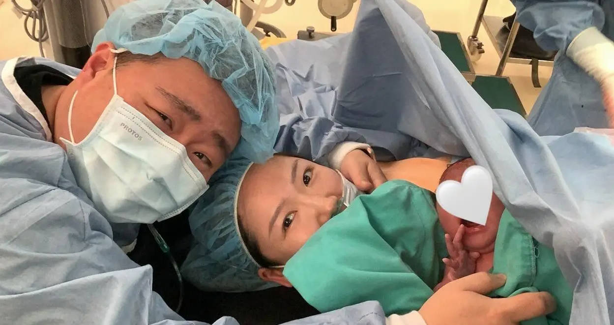 郝劭文官宣二胎出生 晒一家三口产房合照幸福美满