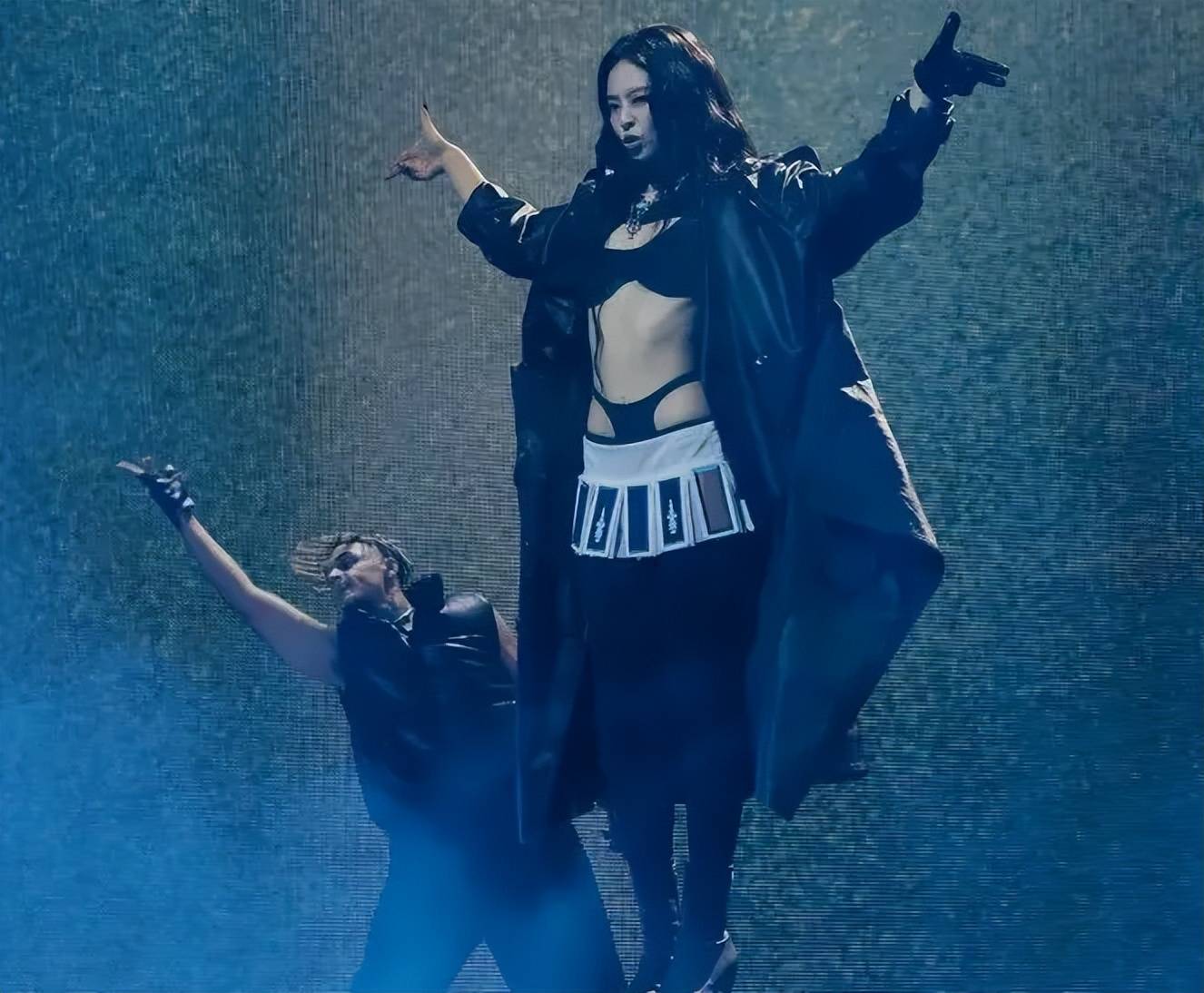 原创            韩星jennie放飞自我！在欧美开演唱会越穿越少，跳舞姿势很尴尬