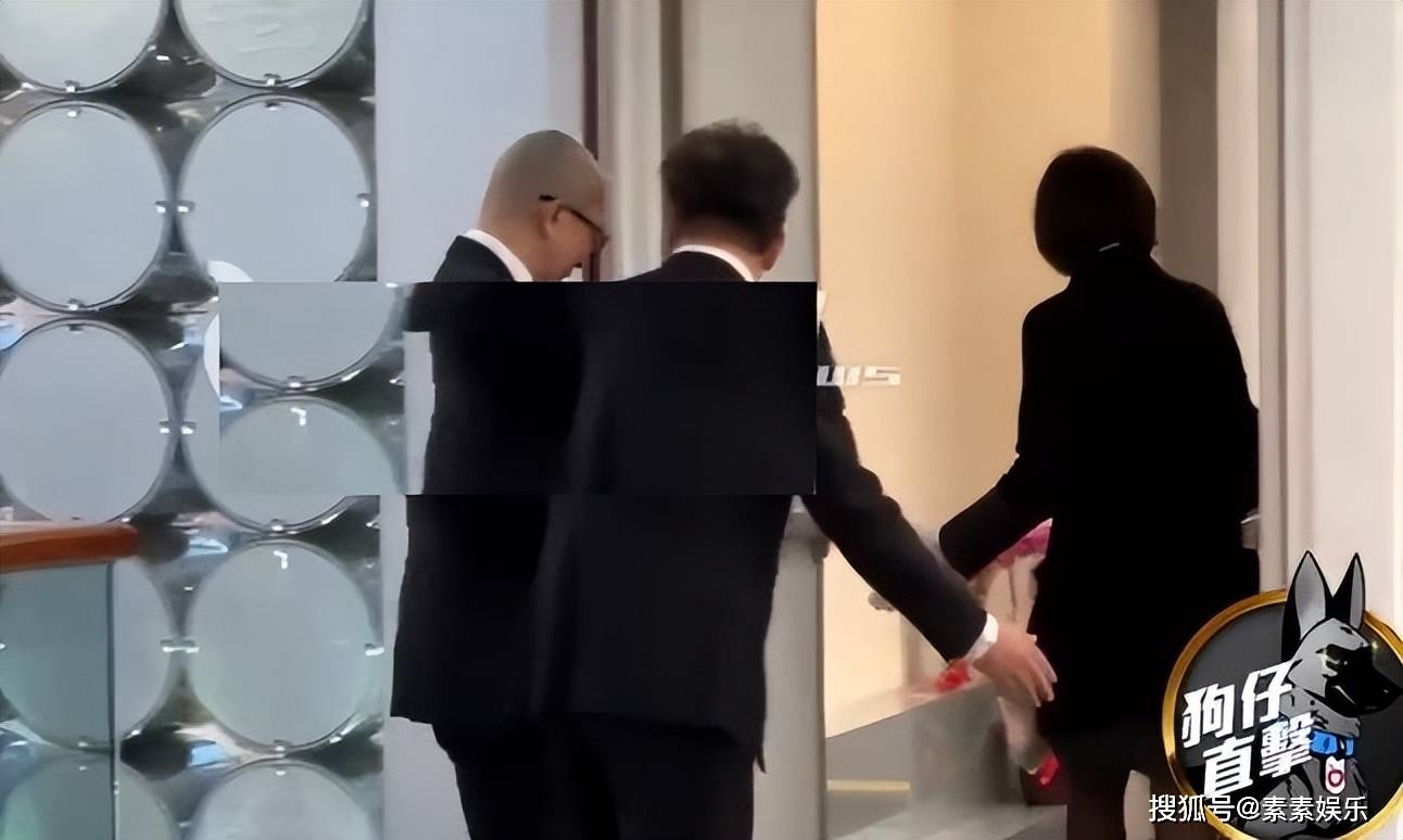 原创            大S骨灰安葬现场：许雅钧姐姐含泪送别，S妈哭到需要人搀扶