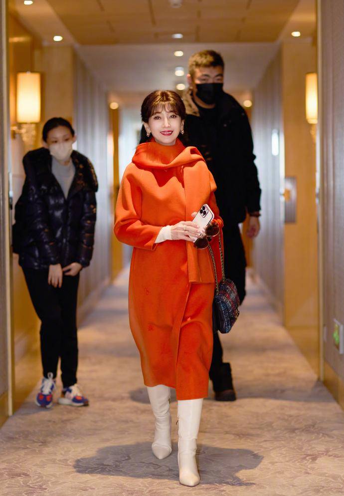 赵雅芝的橙色装束，一抹新意。