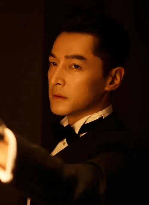 原创            胡歌现身国内机场，身背一米长帆布包，185 身高优势尽显