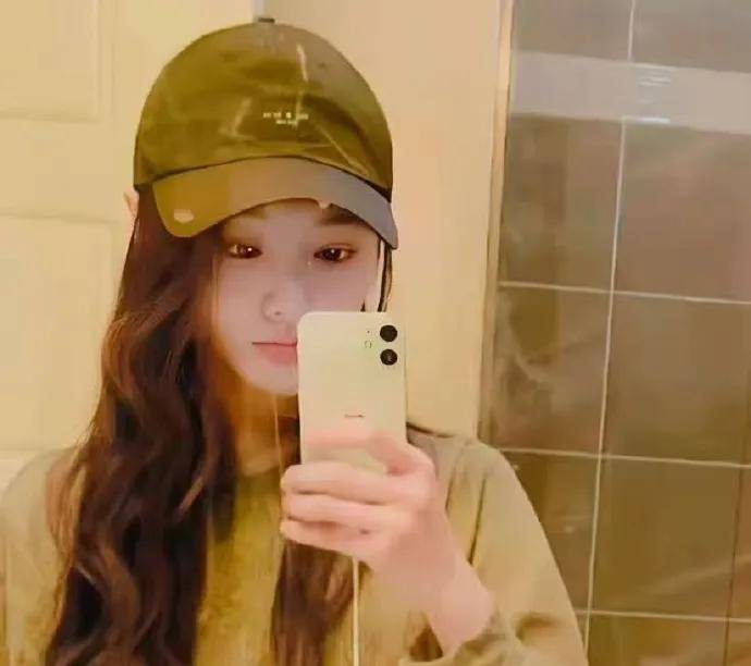 原创            郑爽小三风波升级！傍上通缉犯借肚上位，继子扬言谁都别想好过