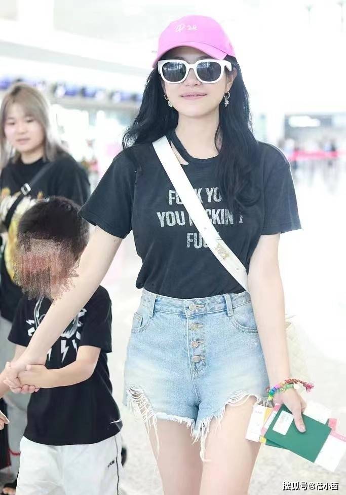 原创            陈妍希离婚后带儿子现机场，穿T恤+短裤，我直呼陈晓离开她亏大了
