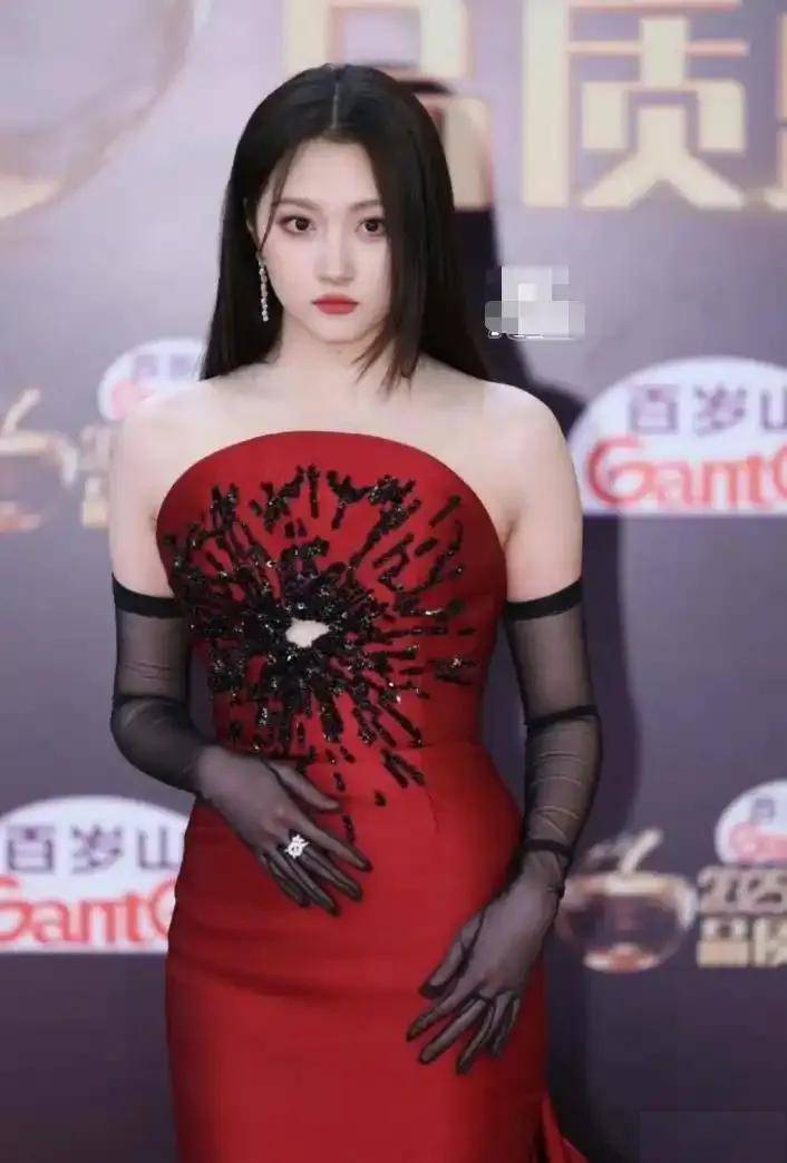 原创            关晓彤红毯大翻车变乡镇企业家！网友：强烈要求换造型师