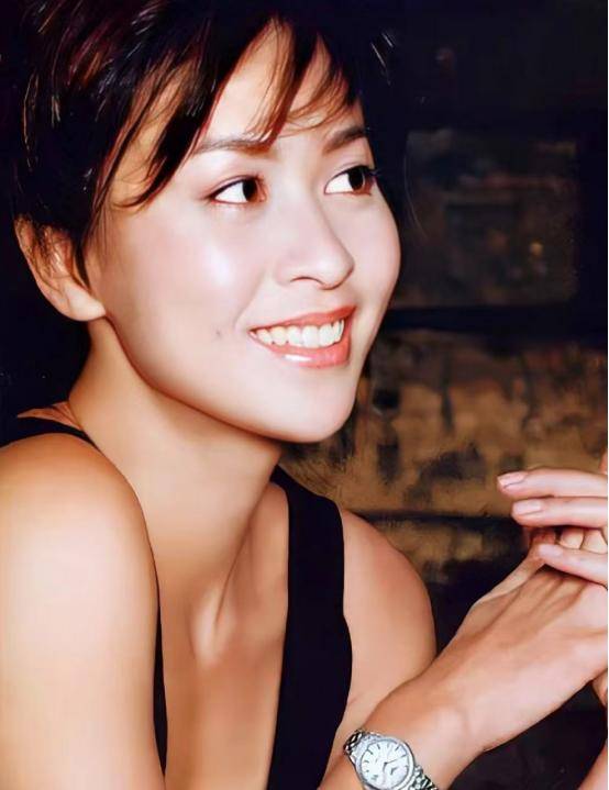 刘嘉玲晒40年前纸币，揭入行只有2000元，旧照被指撞脸佘诗曼