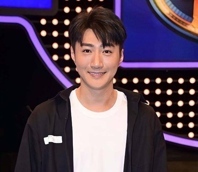 TVB前男星摆摊卖鸡爪，帅气外形吸引不少顾客，创业失败亏损百万