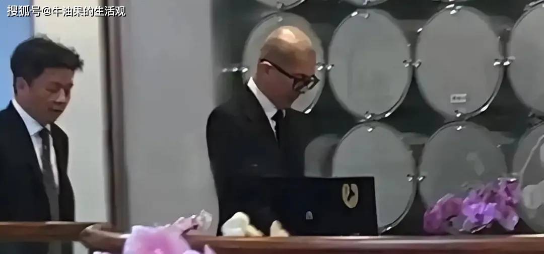 原创            大S下葬具俊晔抱骨灰，孩子们哭成泪人，汪小菲缺席引争议