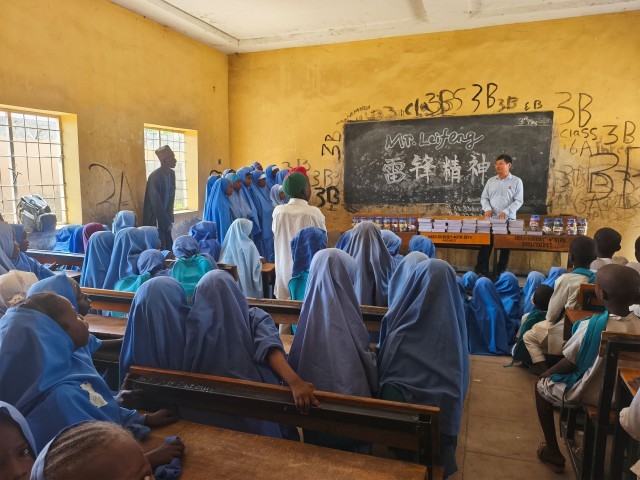 雷锋精神无国界 铁建青年在海外向善“追锋”