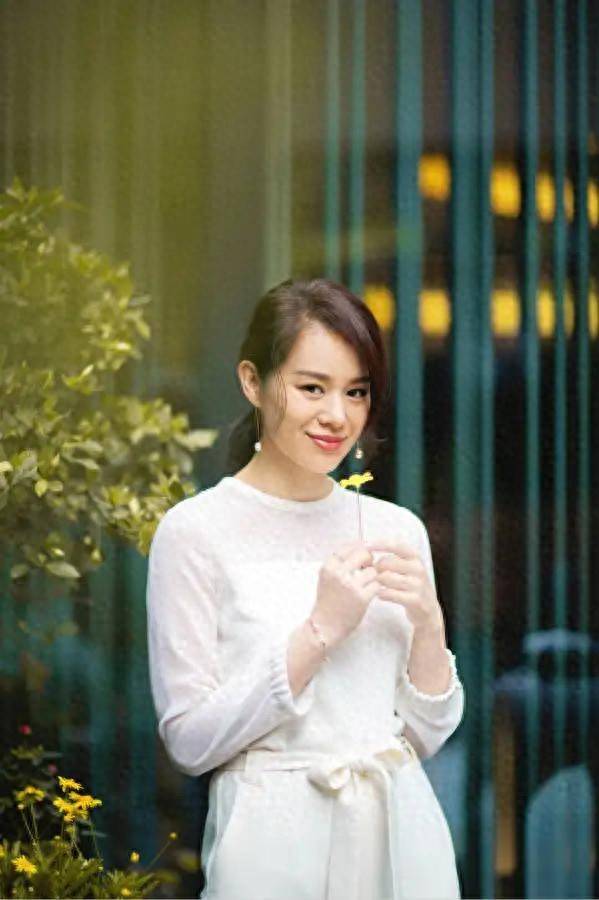 原创            演员胡杏儿：嫁大3岁富豪，婚后连生三胎，如今一家五口其乐融融