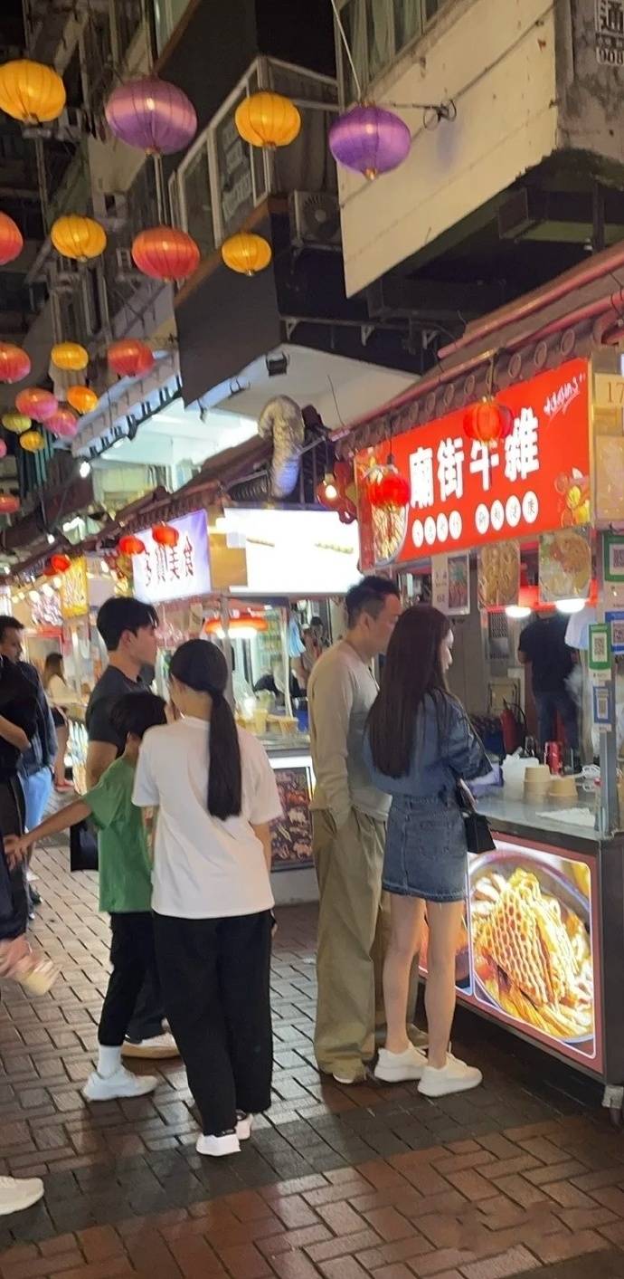 汪小菲马筱梅带孩子逛香港夜市 小玥儿背影好像大S