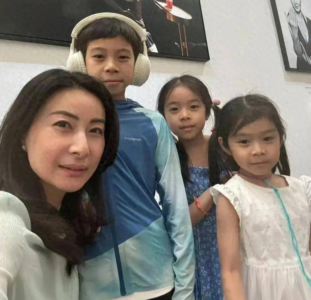 原创            郭晶晶生了个寂寞！儿子像霍英东，二女儿像朱玲玲，小女儿像爸爸
