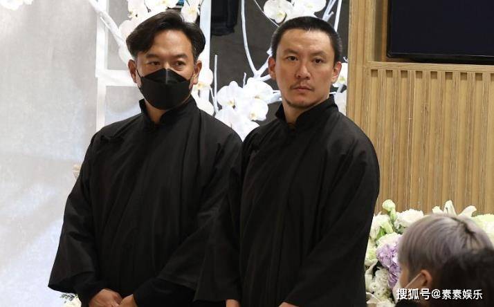 原创            张震张翰兄弟送母亲出殡,儿媳妇含泪不舍,梁朝伟 舒淇送花篮